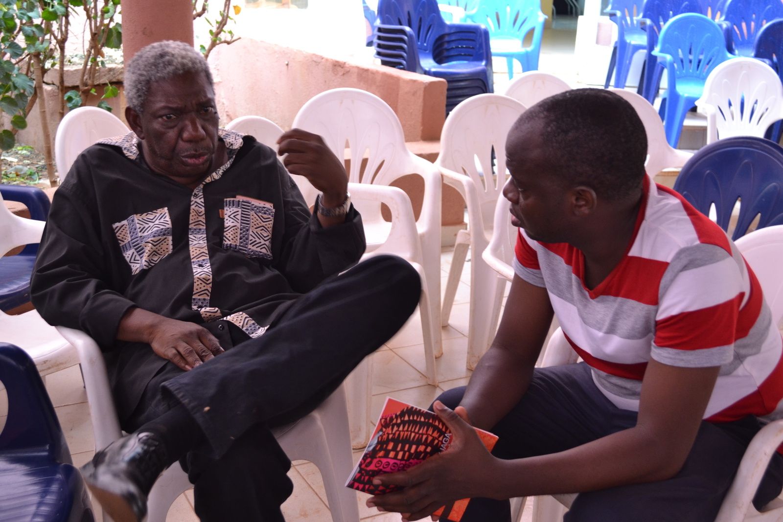 Ci-dessus (les invités et organes de presse) Ci-dessous (L'invité d'honneur Idrissa Ouédraogo avec le jeune réalisateur Serge Armel Sawadogo