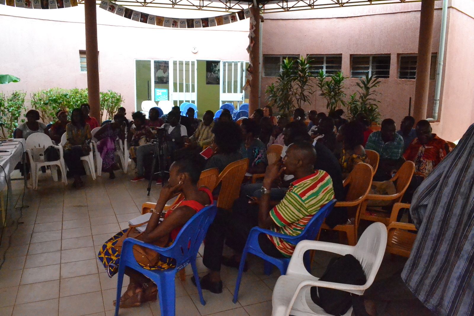 Ci-dessus (les invités et organes de presse) Ci-dessous (L'invité d'honneur Idrissa Ouédraogo avec le jeune réalisateur Serge Armel Sawadogo