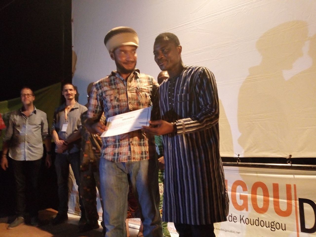  PHOTO: DES PARTICIPANTS AU MASTER CLASS RECEVANT DES ATTESTATIONS