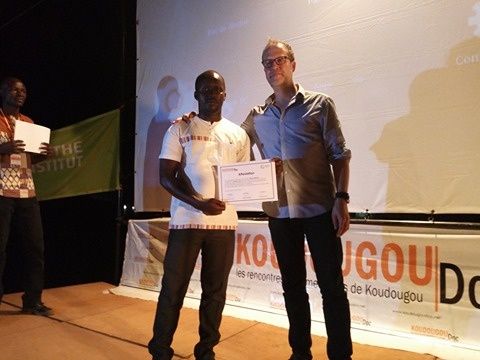  PHOTO: DES PARTICIPANTS AU MASTER CLASS RECEVANT DES ATTESTATIONS