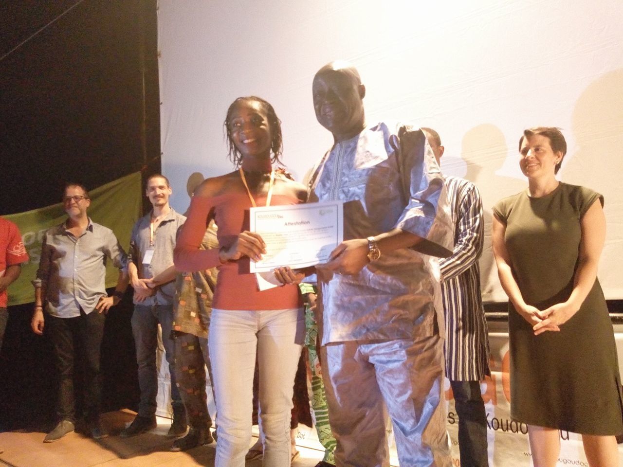  PHOTO: DES PARTICIPANTS AU MASTER CLASS RECEVANT DES ATTESTATIONS